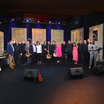 “Η Αυλή των Χρωμάτων”, αφιέρωμα στον αξέχαστο Στράτο Διονυσίου στην τελευταία εκπομπή της φετινής σεζόν