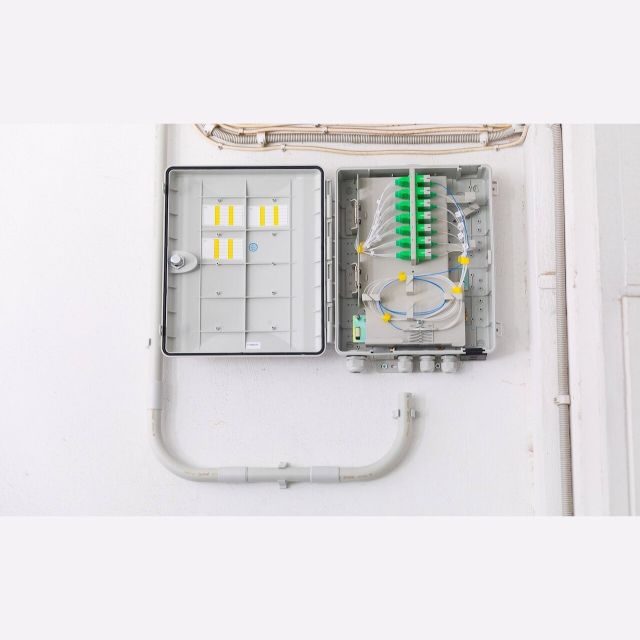 Στην ΕΕΤΤ το θέμα των διπλών υποδομών οπτικών ινών στις πολυκατοικίες