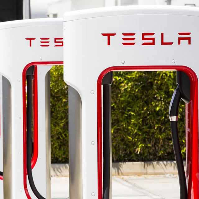 Η Tesla ανοίγει το δίκτυο φόρτισης και σε οχήματα άλλων εταιρειών
