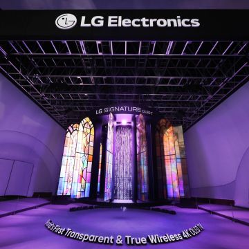 Η LG ΜΑΓΕΥΕΙ ΤΟΥΣ ΠΑΓΚΟΣΜΙΟΥΣ ΗΓΕΤΕΣ ΣΤΟ APEC 2025 ΜΕ ΜΙΑ ΕΝΤΥΠΩΣΙΑΚΗ ΕΓΚΑΤΑΣΤΑΣΗ ΑΠΟ ΤΙΣ TRANSPARENT OLED ΤΗΛΕΟΡΑΣΕΙΣ, ΠΟΥ ΘΥΜΙΖΕΙ ΦΩΤΕΙΝΟ ΠΟΛΥΕΛΑΙΟ ΤΕΧΝΟΛΟΓΙΑΣ