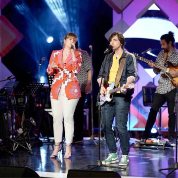 Μια μεγάλη παρέα αγαπημένων καλλιτεχνών στην εκπομπή «Δυνατά» με τον Κωστή Μαραβέγια