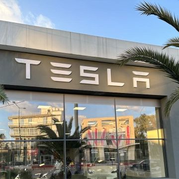 Η Tesla ξεκινά υπηρεσία ενοικίασης αυτοκινήτων για να αντιμετωπίσει την πτώση πωλήσεων