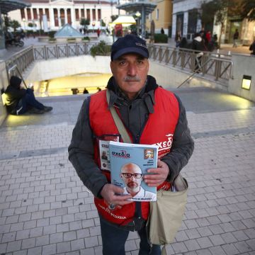 COSMOTE: Η «Σχεδία» και η ομάδα των πωλητών δρόμου χρειάζονται τη βοήθειά μας