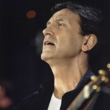 O Γιώργος Νταλάρας ερμηνεύει τραγούδια του Μίκη Θεοδωράκη και Βασίλη Τσιτσάνη, την Παρασκευή 8 Μαΐου στο Mega