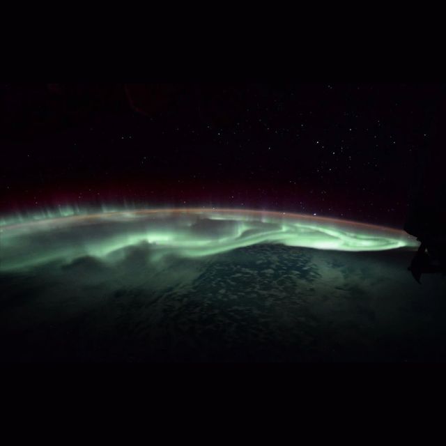 Αστροναύτης καταγράφει εντυπωσιακό πράσινο σέλας με φόντο το διαστημικό ταξί της Boeing