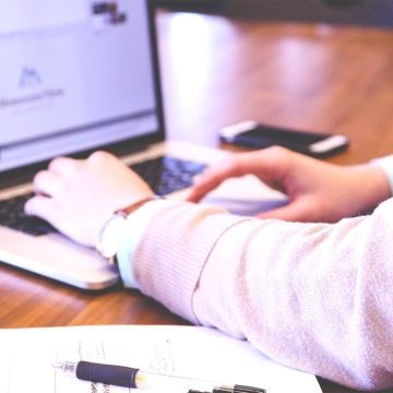 4 πλατφόρμες για να εξαλείψετε την απόσταση με τους μαθητές σας