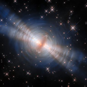 Το Hubble καταγράφει εκπομπή φωτός γύρω από ένα αστέρι που πεθαίνει