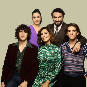 Οι πρωταγωνιστές της σειράς «Τα καλύτερά μας χρόνια» στην εκπομπή «Στο κέντρο» με τον Γιώργο Κουβαρά