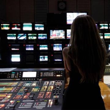 Τρικλοποδιά στους «μικρούς» της ραδιοτηλεόρασης