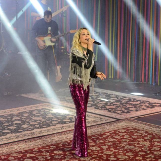 «Σπίτι με το MEGA»: Με την Άννα Βίσση σε καρναβαλικούς ρυθμούς από την Πάτρα