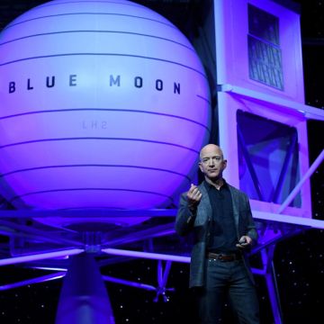 Ελον Μασκ και Τζεφ Μπέζος θα στείλουν τους αστροναύτες της NASA στη Σελήνη