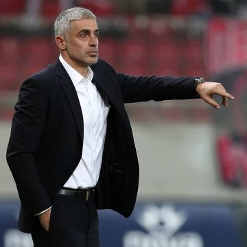 Ο Α. Νικοπολίδης στο Γ. Καραϊσκάκης για τον σχολιασμό του αγώνα Ολυμπιακός-Μπαρτσελόνα