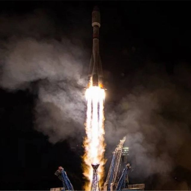 H OneWeb κόβει τους δεσμούς με τη Ρωσία και πέφτει στην αγκαλιά του Ελον Μασκ