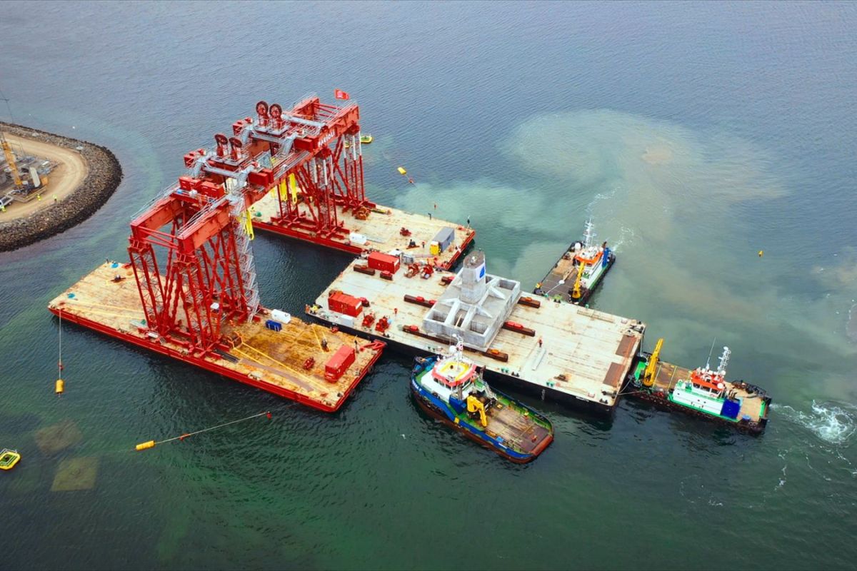 Viasat Explore Building Giants 3 302 06 Tugs drag barges carrying the foundation piers fc7c0a09