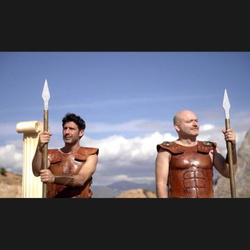 «300…και δύο»: Η νέα κωμική σειρά του ERTFLIX «μοιράζει» αστεία από την αρχαία Σπάρτη μέχρι το Διάστημα!