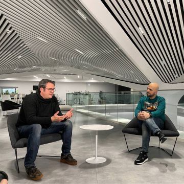 COSMOTE TV: Ο πρωταγωνιστής του Έτερος Εγώ, Πυγμαλίων Δαδακαρίδης "ξετυλίγει» το ταλέντο του στο gaming