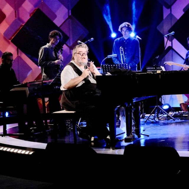 Οι Σταμάτης Κραουνάκης, Χρήστος Νικολόπουλος, Χρήστος Θηβαίος, Νεφέλη Φασούλη και Leon of Athens «Δυνατά» με τον Κωστή Μαραβέγια