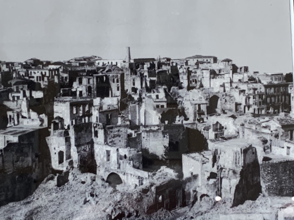 Η Μάχη της ΚρήτηςChania after bombing