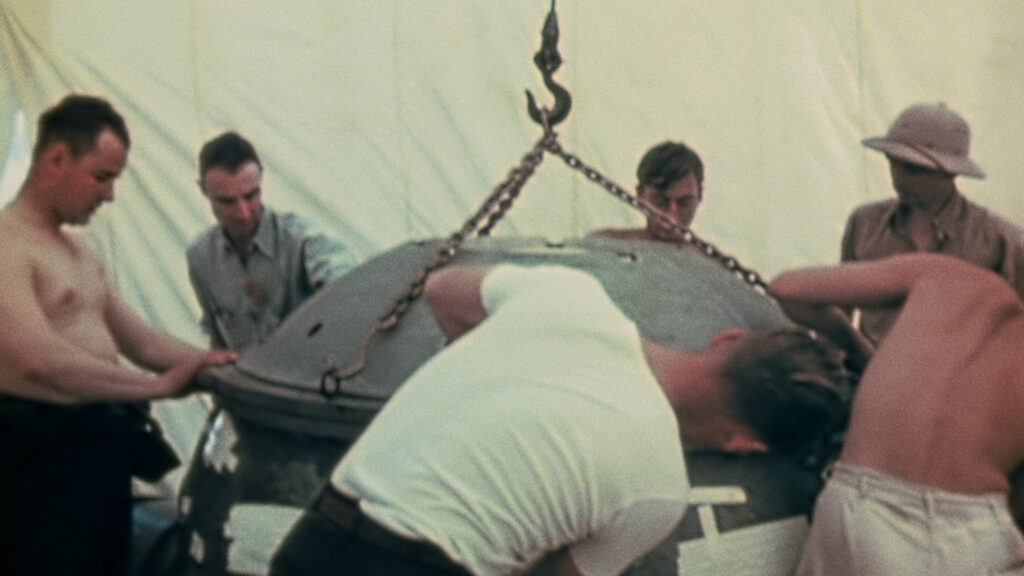 Viasat History Hiroshima OPPENHEIMER ET COLLEGUES ASSEMBLENT TEST TRINITY JUILLET 45©Atelier des archives ADA 6801 domaine public 1