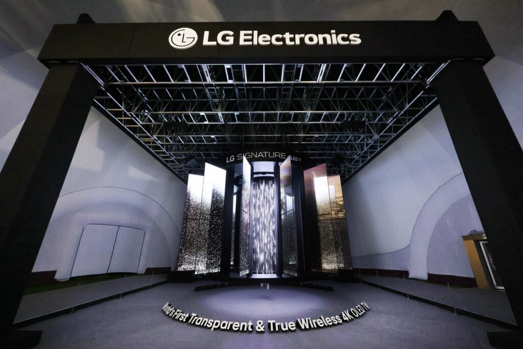 LG MS SIGNATURE OLED T AT APEC 4