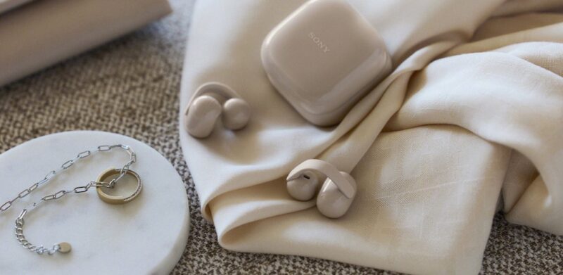 LinkBudsClip Greige In situation Large 800x391 1