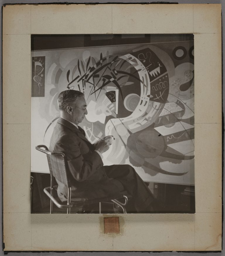 Vassily Kandinsky periode parisienne ca 1928 1955 © Centre Pompidou MNAM CCI Bibliotheque Kandinsky Dist. GrandPalaisRmn Fonds Kandinsky 768x874 1