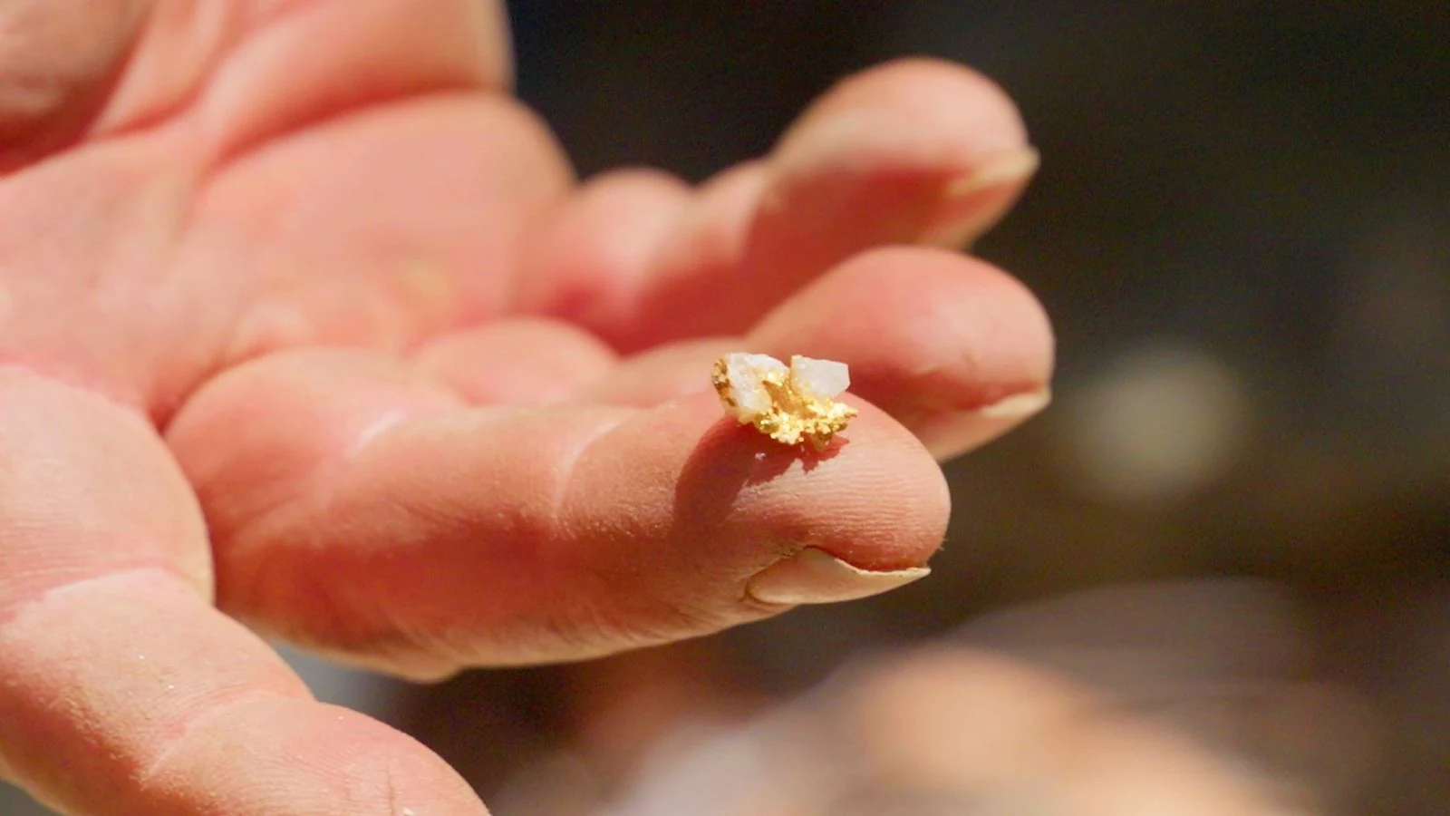 Viasat EXPLORE_Goldfever Australia_Gold Riverbed closeup nugget