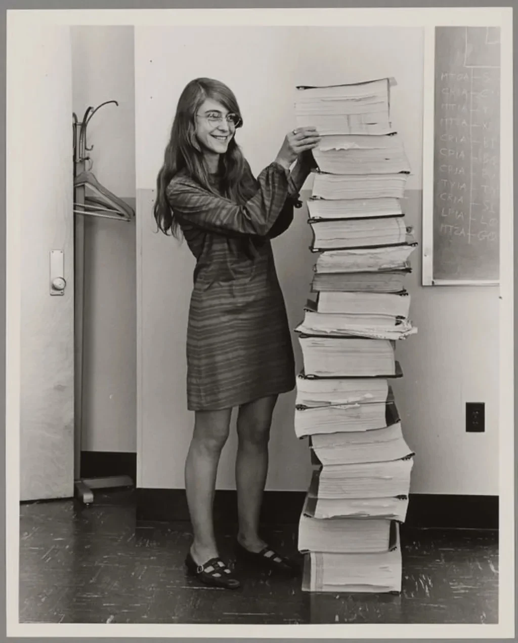 Η Margaret Hamilton δίπλα στη στοίβα με τον τυπωμένο κώδικα του Apollo, το 1969